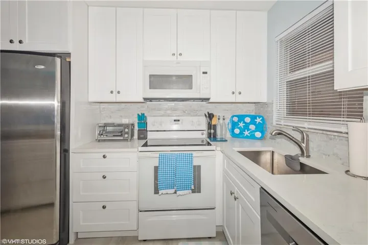 190 Turtle Lake Ct 311, Naples, Florida 34105
