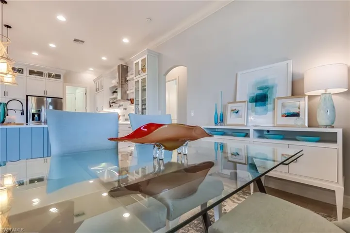 Dining room with ornamental molding