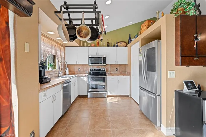 2830  8th NE AVE, Naples, FL 34120
