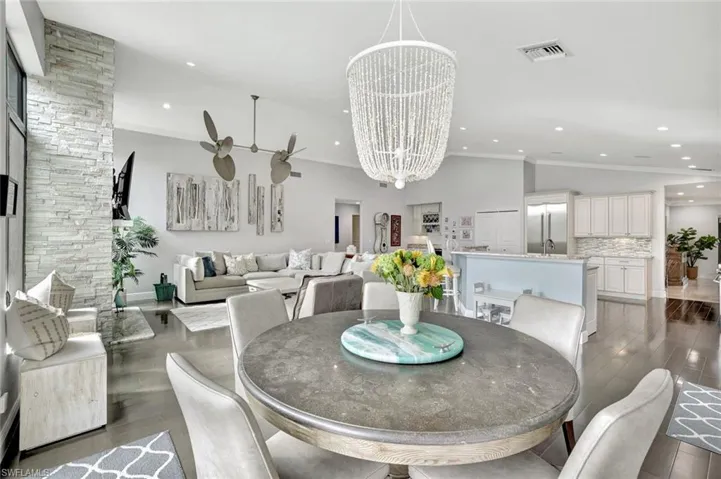 INFORMAL DINING OFF COUNTRY KITCHEN