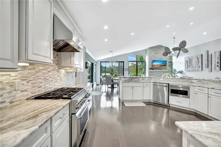 GOURMET KITCHEN W/GAS RANGE