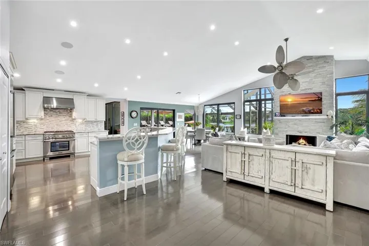 LARGE COUNTRY KITCHEN LIVING AREA