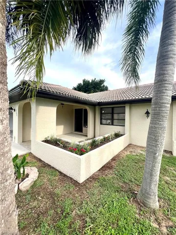 834 Gardenside Ct - Front Side View