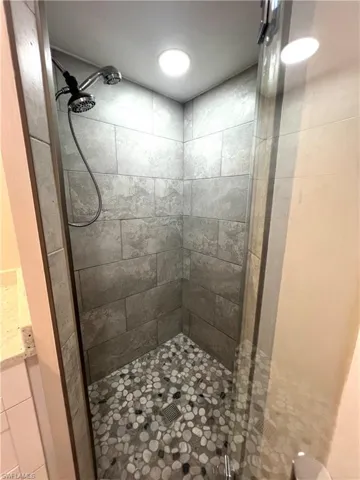 834 Gardenside Ct - Primary Bathroom
