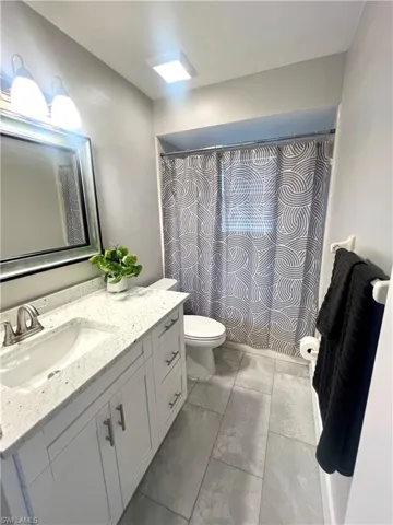 834 Gardenside Ct - Guest Bathroom