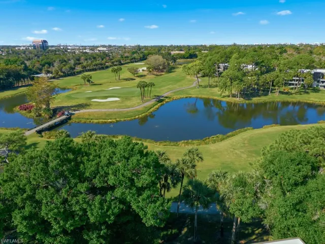Bird's eye view of a golf course