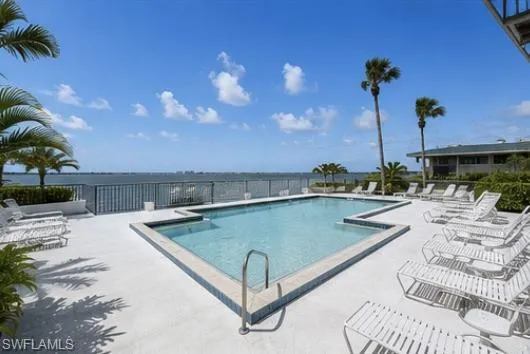 Outdoor swimming pool with integrated spa and surrounding lounge area