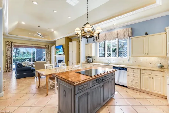 15588  Whitney  LN, Naples, FL 34110