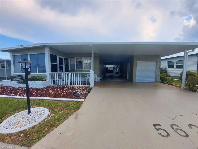 Manufactured / mobile home featuring a carport