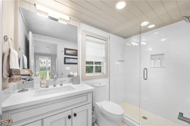 Boathouse/cottage bathroom