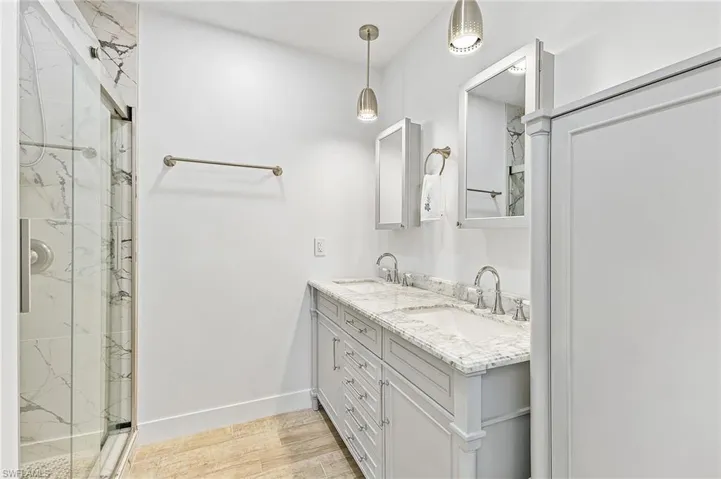 Master bath with dual sinks.