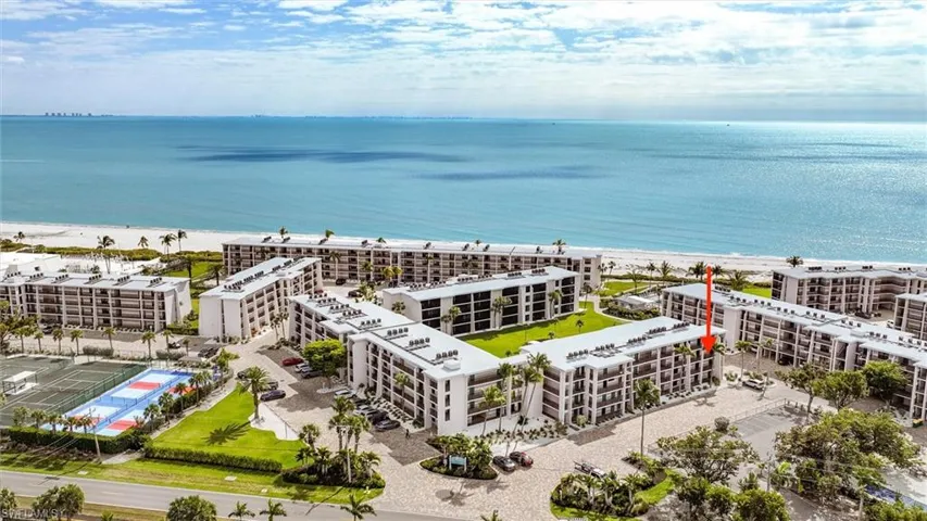 Bird's eye view of apartment complex / building