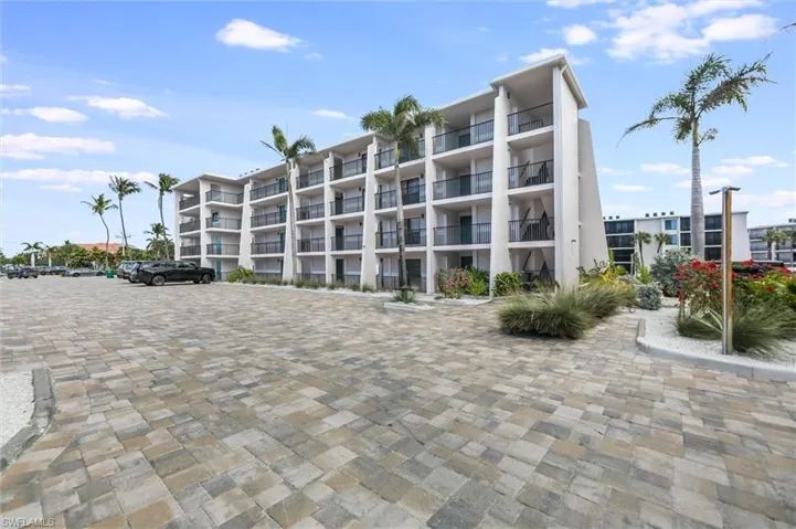 View of apartment building / complex