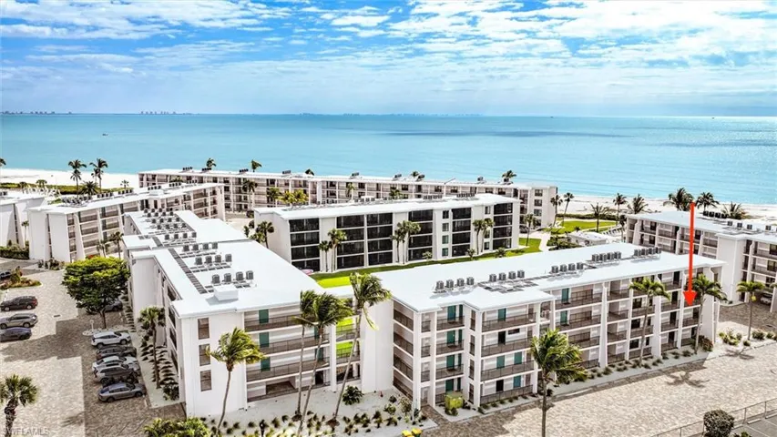 Bird's eye view of apartment complex / building