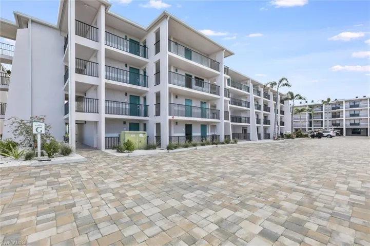 View of apartment building / complex