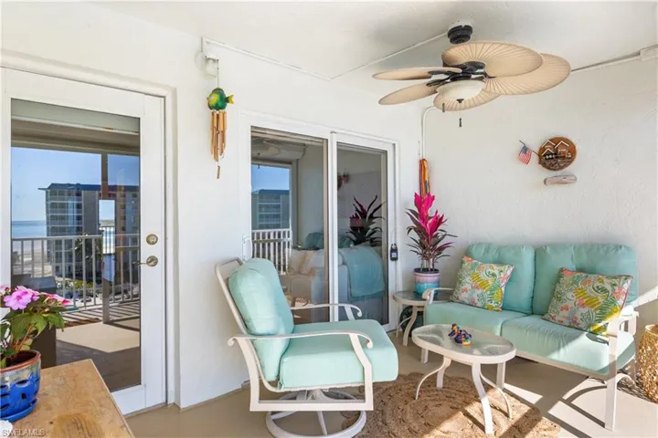 Front screened balcony with Gulf Views!