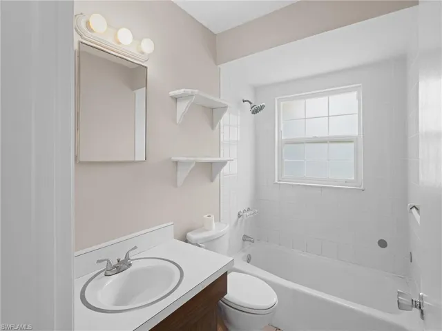 Bathroom with washtub / shower combination and vanity