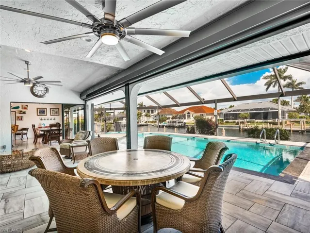 El Fresco Dining poolside