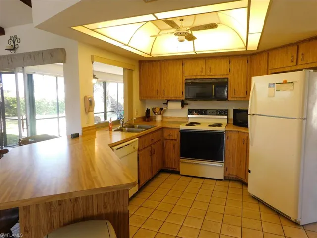 Fully equipped kitchen with all appliances and large pantry, counter breakfast bar and kitchen pass thru lanai
