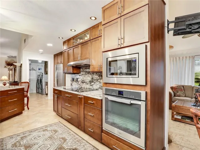 Floor to ceiling cabinets with all soft close and pull-out drawers