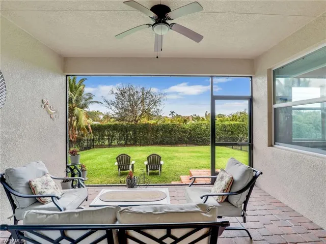 Sunroom / solarium with ceiling fan