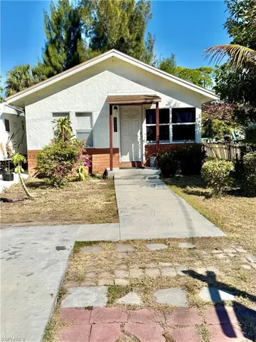 Bungalow featuring stucco siding