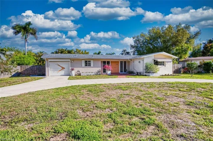 Ranch-style house with driveway and an attached garage