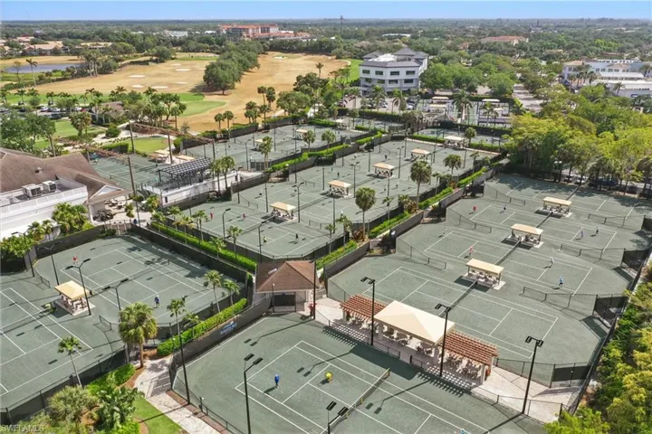 Enjoy lighted, har tru tennis courts