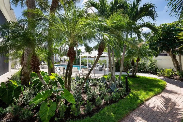 214  4th S AVE, Naples, FL 34102