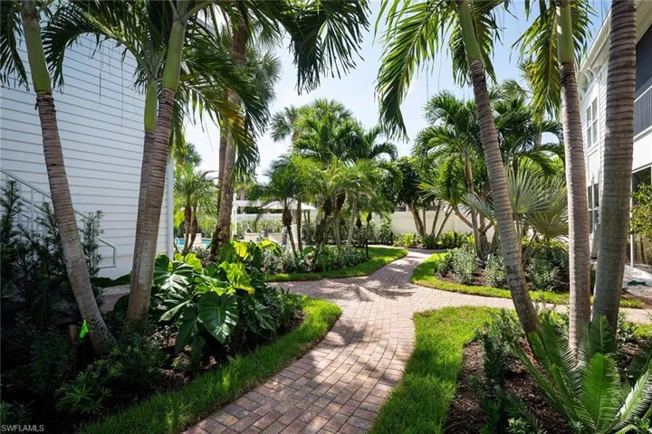 214  4th S AVE, Naples, FL 34102