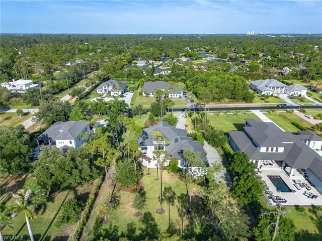 Birds eye view of property featuring a residential view