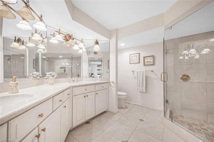 Dual sinks & giant glass shower