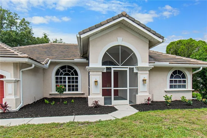 View of front of home with fresh mulch and landscapinng