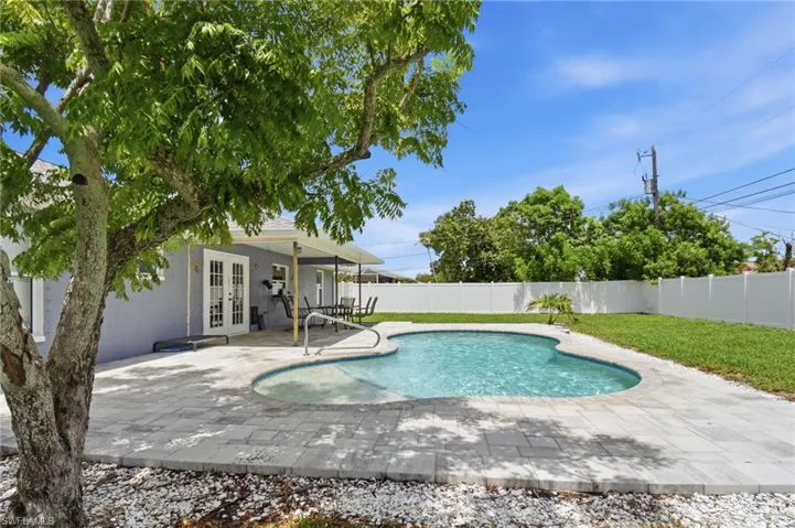 934 Se 25th Ln, Cape Coral, Florida 33904