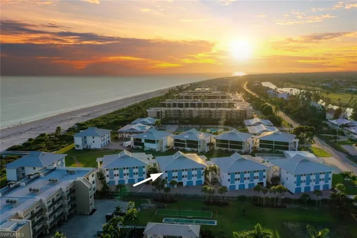 Bird's eye view of expansive beach and apartment complex / building