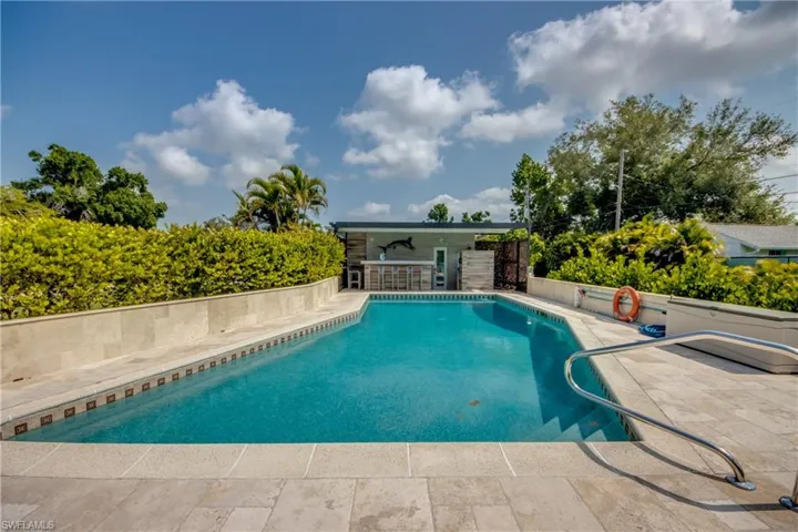 Pool View tours Bar and Outdoor Shower