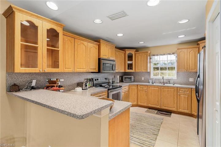 Kitchen w/ Breakfast Bar