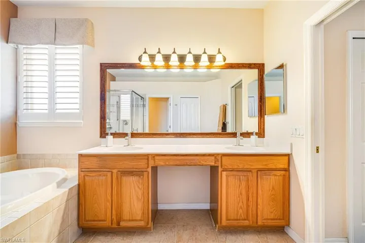 Bath/vanity area