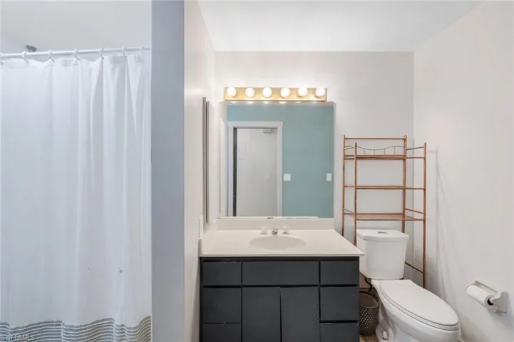 Guest bathroom.