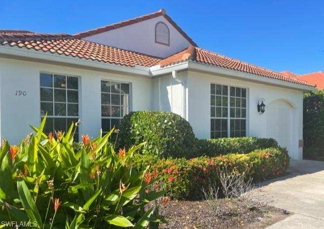 Well maintained, single story home in the heart of North Naples