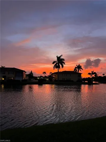 Picture of setting sun from side of the building