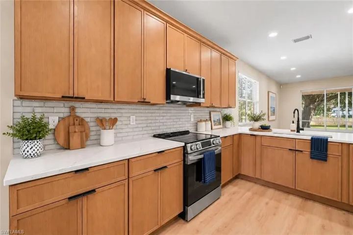Lovely new cabinetry and appliances (virtually staged)