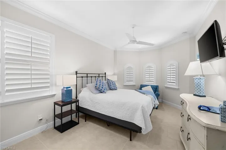 Front-facing guest bedroom with optional bay windows