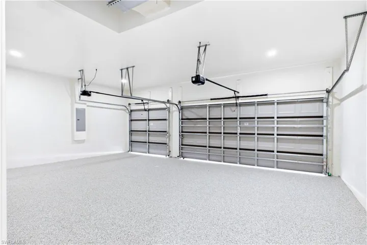 3-CAR GARAGE w/ EPOXY FLOORING