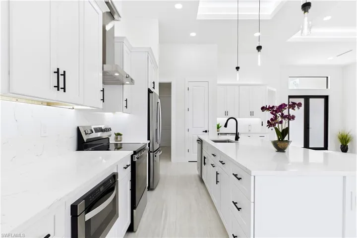Equipped w/ SS appliances, French-door refrigerator, microwave, smooth-top range, commercial HOOD & dishwasher.