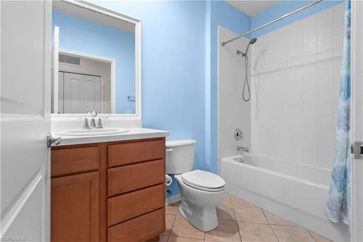Guest bedroom with shower/tub combo