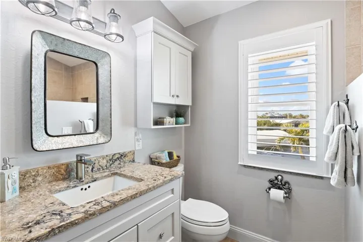 Guest en suite bathroom.