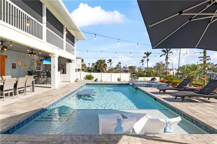 Built-in swim-up table with stools, invite you to relax and unwind.
