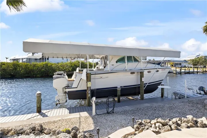 A jet ski lift is also included. Paddle or drive your boat to nearby restaurants and bars, enjoying island life and easy access to the best fishing and waters in Southwest Florida.