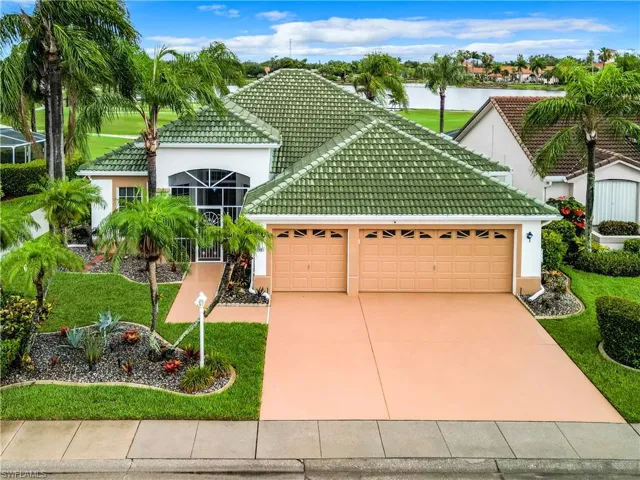 View of front of property featuring 2.5 car garage
